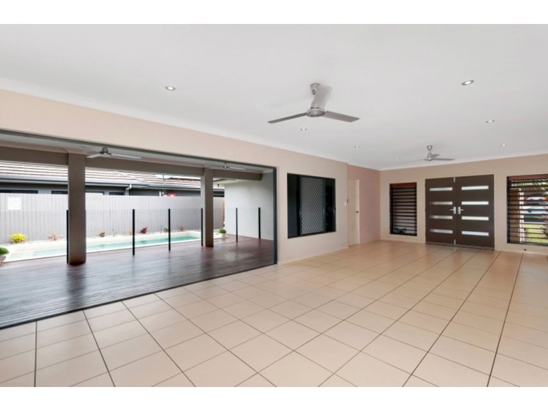 6 SAVAII CLOSE, Palm Cove QLD 4879
