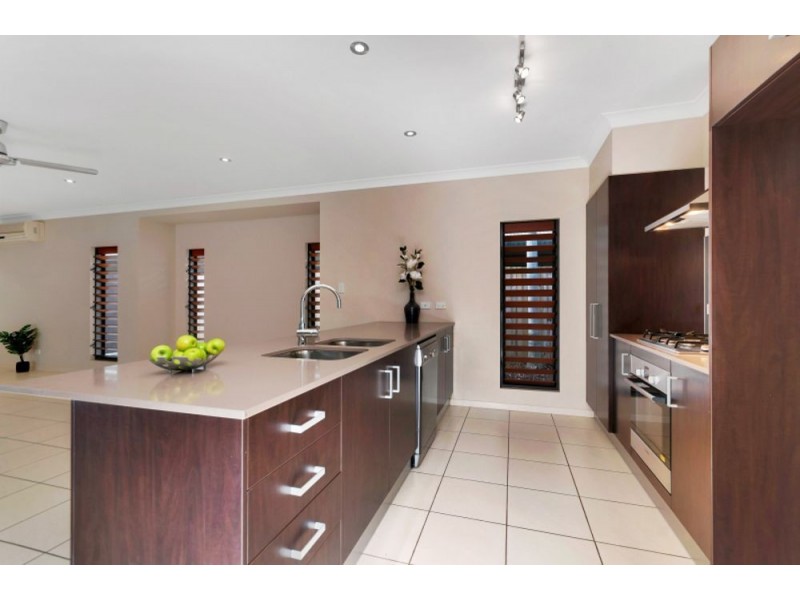 6 SAVAII CLOSE, Palm Cove QLD 4879