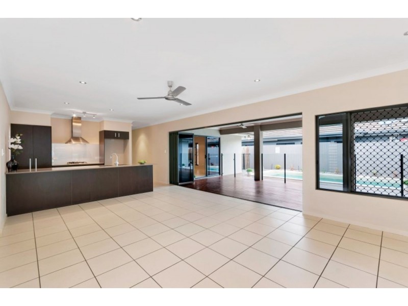 6 SAVAII CLOSE, Palm Cove QLD 4879