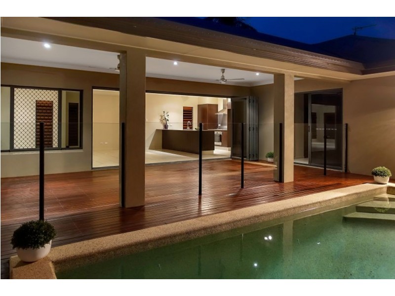 6 SAVAII CLOSE, Palm Cove QLD 4879