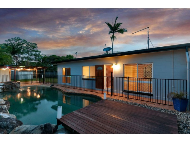 8 Briggs Close, Whitfield QLD 4870