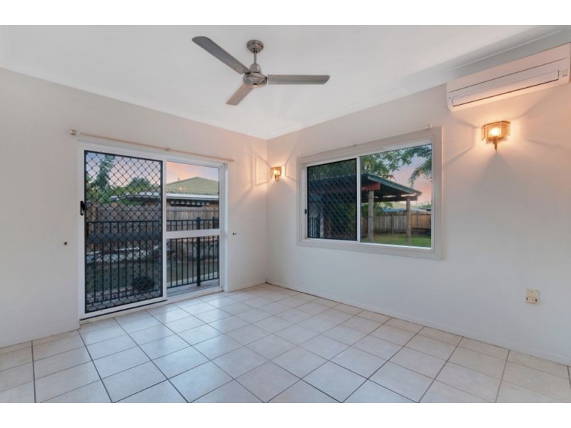 8 Briggs Close, Whitfield QLD 4870