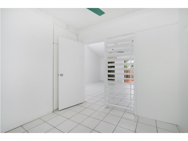 9/25-31 Hibiscus Lane, Holloways Beach QLD 4878
