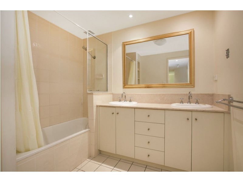 811/2 Greenslopes Street, Cairns North QLD 4870