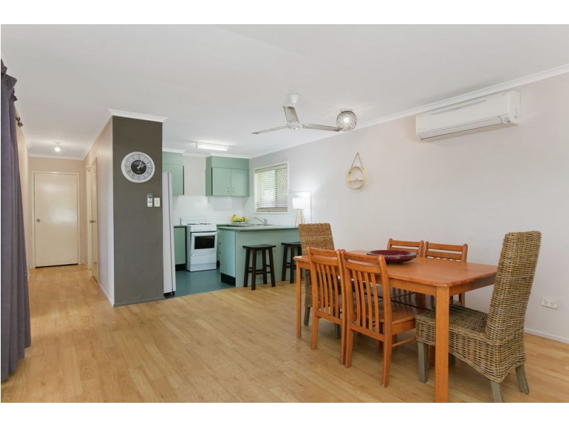 9 Rignold Street, Mooroobool QLD 4870