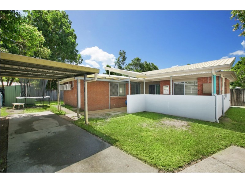 9 Rignold Street, Mooroobool QLD 4870