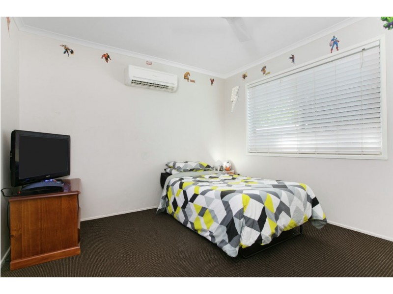 9 Rignold Street, Mooroobool QLD 4870