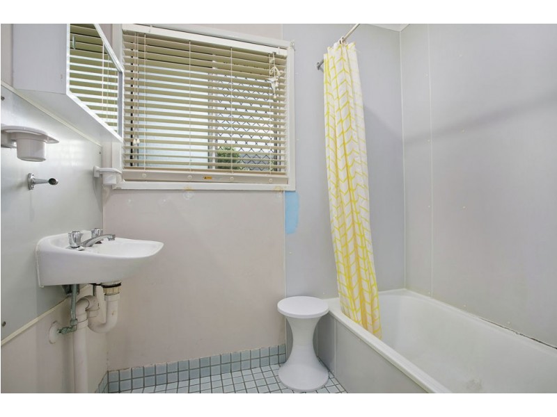 9 Rignold Street, Mooroobool QLD 4870