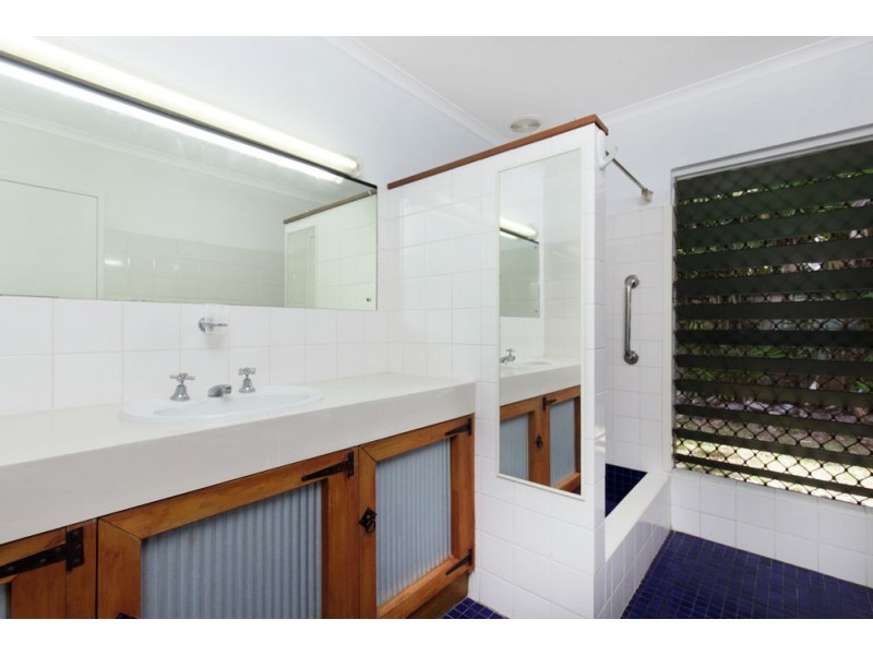 24 Maple Street, Holloways Beach QLD 4878