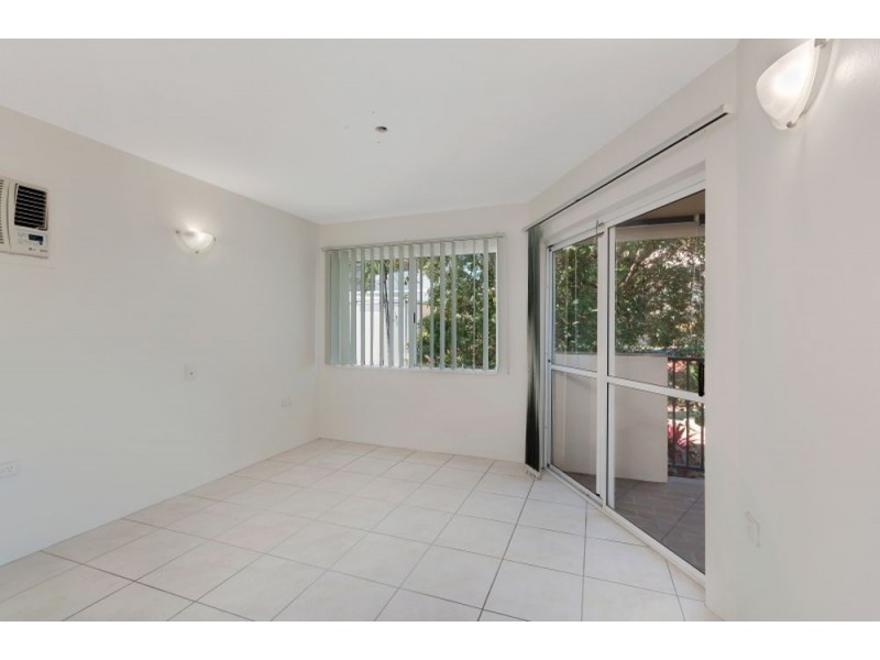 7/239 Lake Street, Cairns North QLD 4870