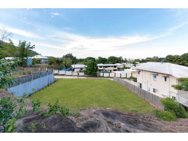 6 Hillside Close, Aeroglen QLD 4870