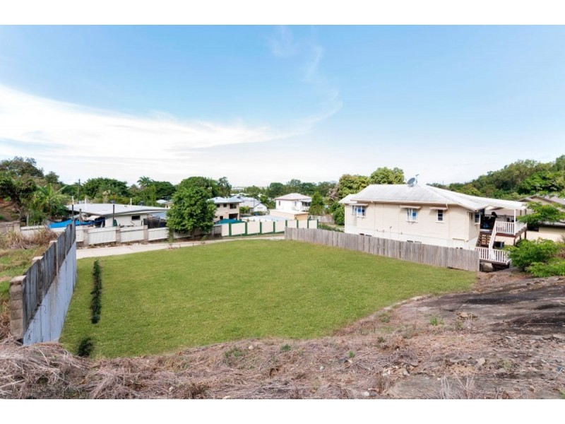 6 Hillside Close, Aeroglen QLD 4870