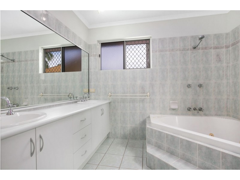 1 Hymes Street, Kanimbla QLD 4870