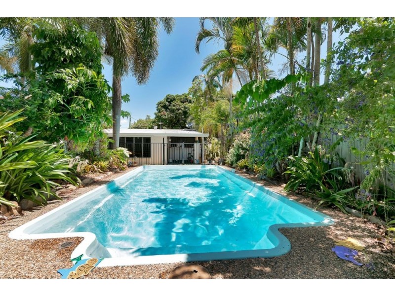 34 Saw Street, Machans Beach QLD 4878