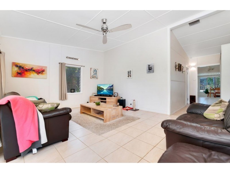 34 Saw Street, Machans Beach QLD 4878