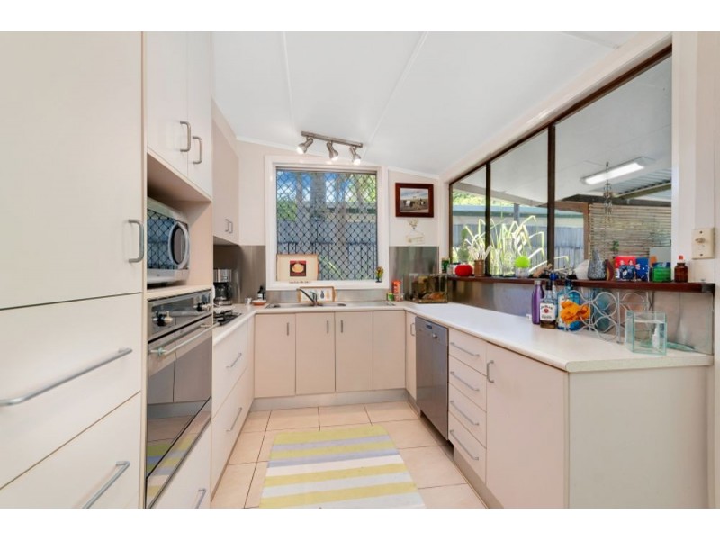 34 Saw Street, Machans Beach QLD 4878