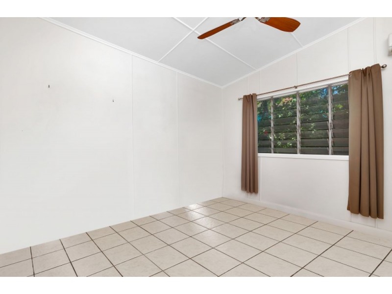 34 Saw Street, Machans Beach QLD 4878