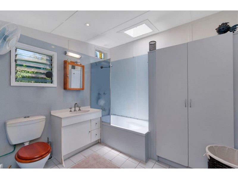 34 Saw Street, Machans Beach QLD 4878