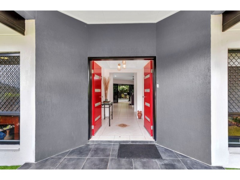 8 Hussar Close, Kanimbla QLD 4870