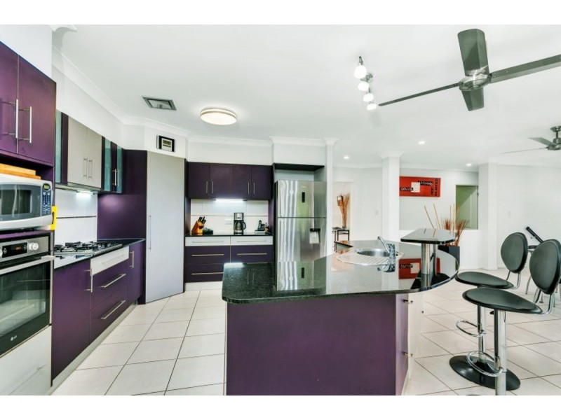 8 Hussar Close, Kanimbla QLD 4870