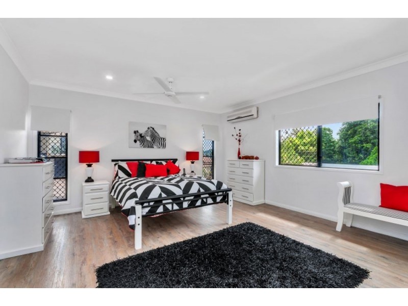 8 Hussar Close, Kanimbla QLD 4870