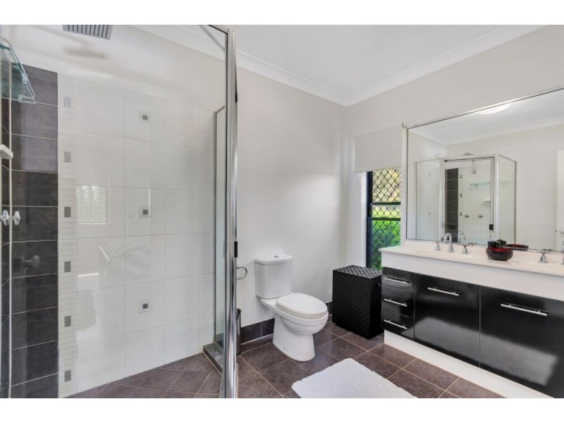 8 Hussar Close, Kanimbla QLD 4870