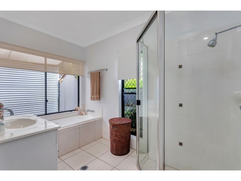 8 Hussar Close, Kanimbla QLD 4870