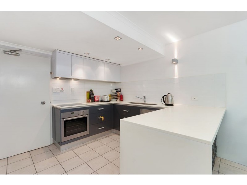 4/239 Lake Street, Cairns North QLD 4870