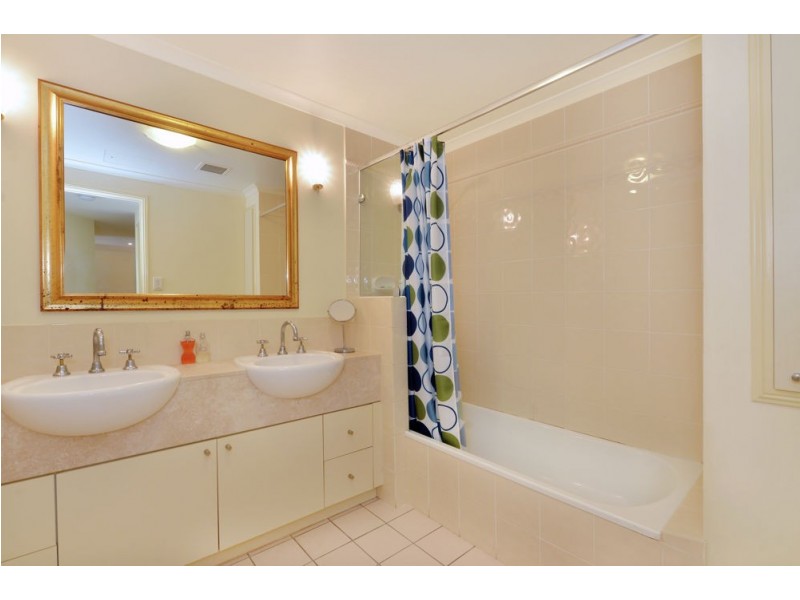 404/2 Greenslopes Street, Cairns North QLD 4870