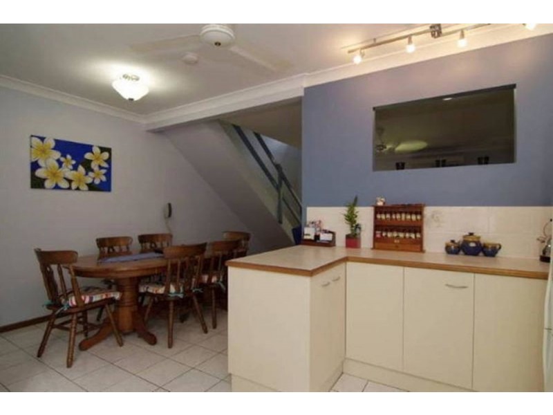 2/82 Old Smithfield Road, Freshwater QLD 4870