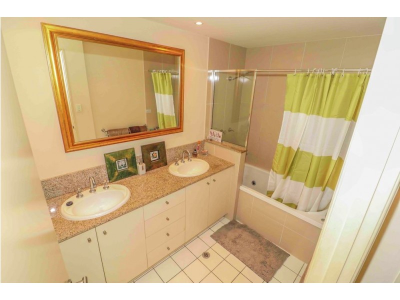 1759 2 Greenslopes Street, Cairns North QLD 4870