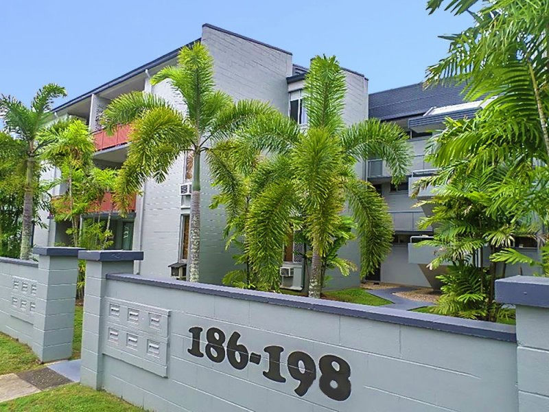 15/186 Lake Street, Cairns North QLD 4870