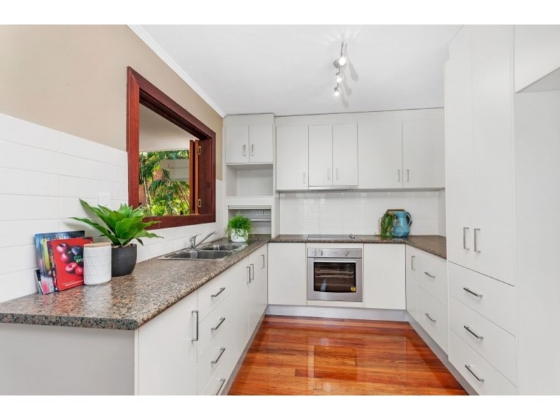 9 Duignan Street, Whitfield QLD 4870