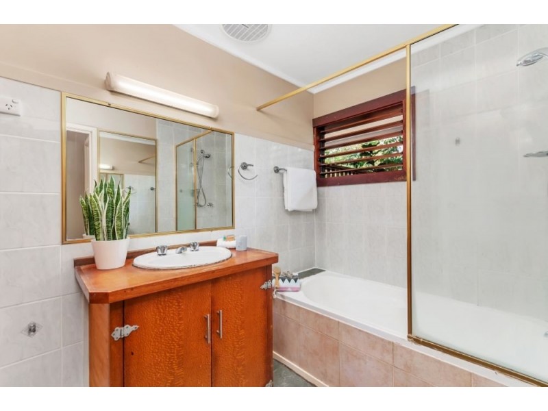 9 Duignan Street, Whitfield QLD 4870