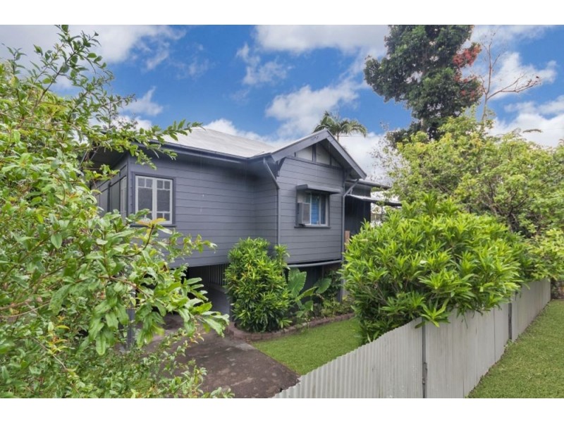 12 Miles Street, Manoora QLD 4870