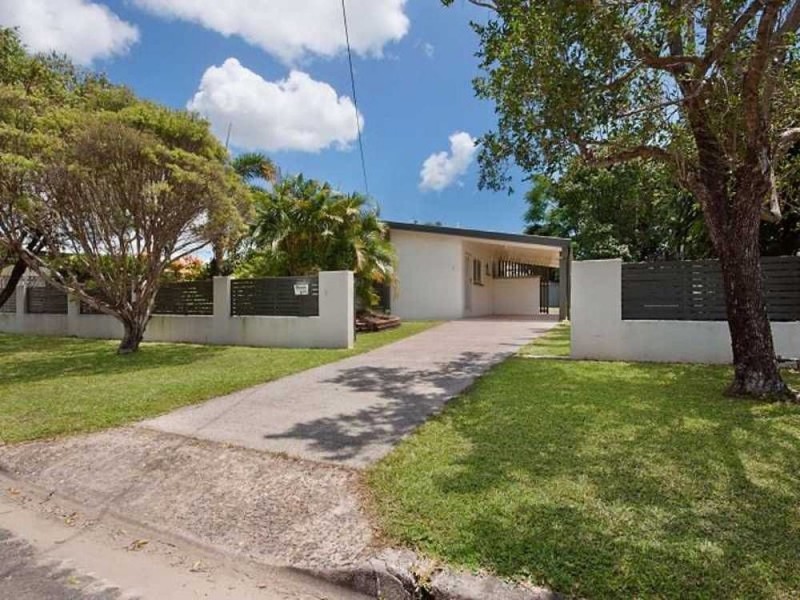 2 Denman Close, Manoora QLD 4870