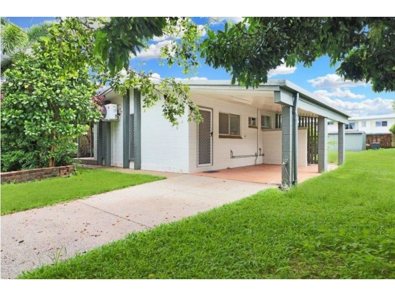 2 Denman Close, Manoora QLD 4870