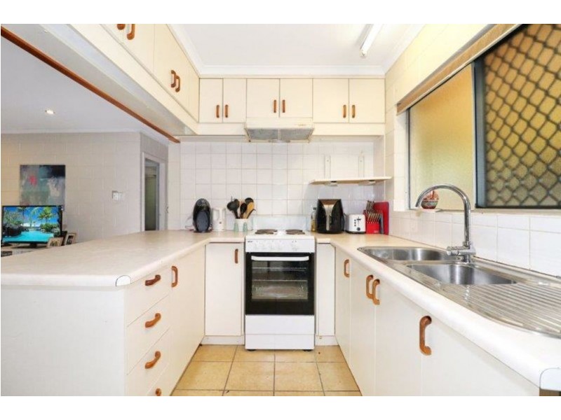 2 Denman Close, Manoora QLD 4870