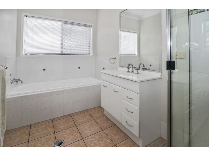 20 Lucy Close, Kanimbla QLD 4870