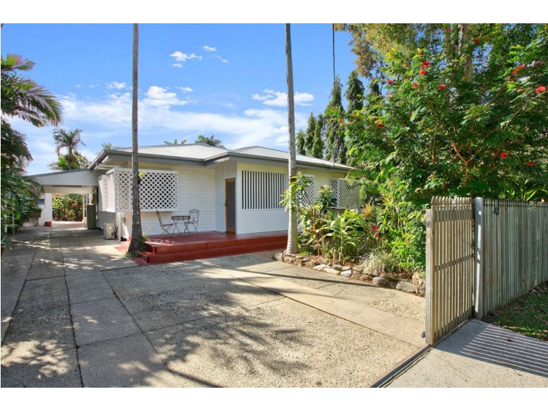 8 Fulton Close, Whitfield QLD 4870
