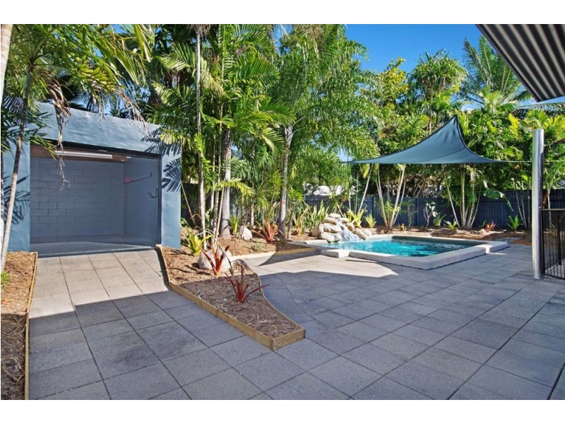 17 Barrier Close, Clifton Beach QLD 4879