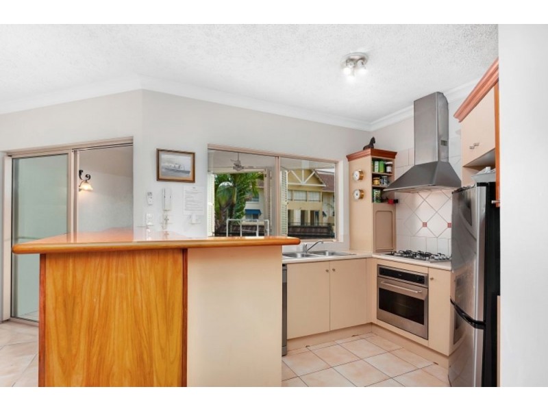 805 2 Greenslopes Street, Cairns North QLD 4870