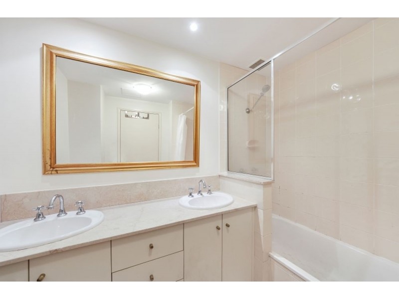 805 2 Greenslopes Street, Cairns North QLD 4870