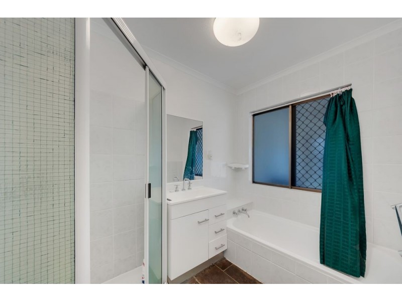 4 Ixora Court, Mooroobool QLD 4870