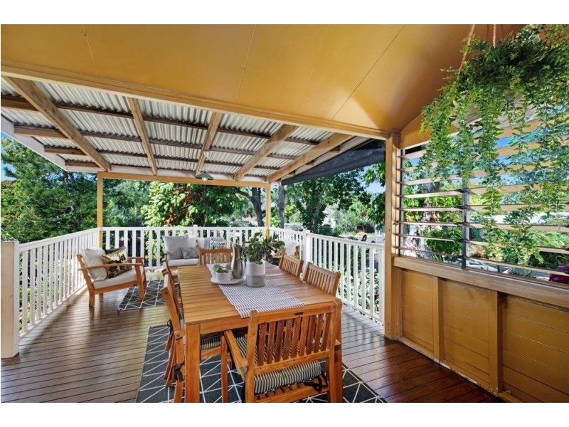 77 Tucker Street, Machans Beach QLD 4878