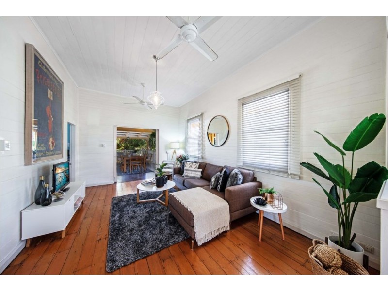 77 Tucker Street, Machans Beach QLD 4878