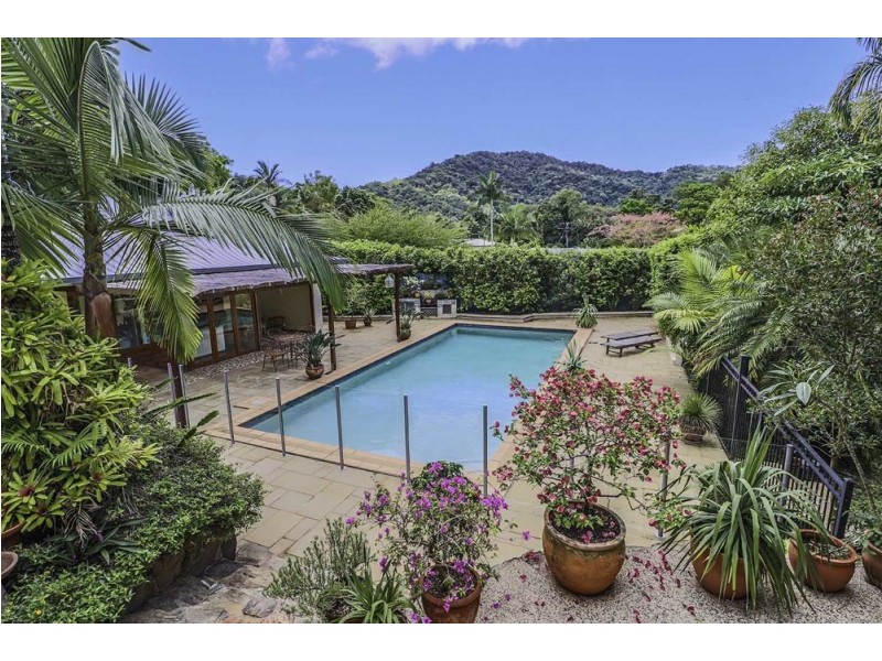 141 Hillview Crescent, Whitfield QLD 4870