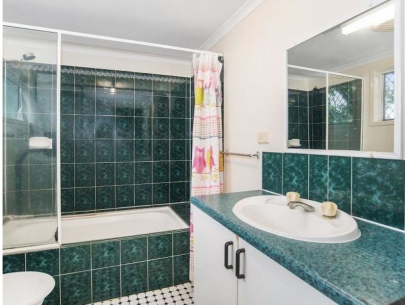 2/342-344 Mccoombe Street, Mooroobool QLD 4870