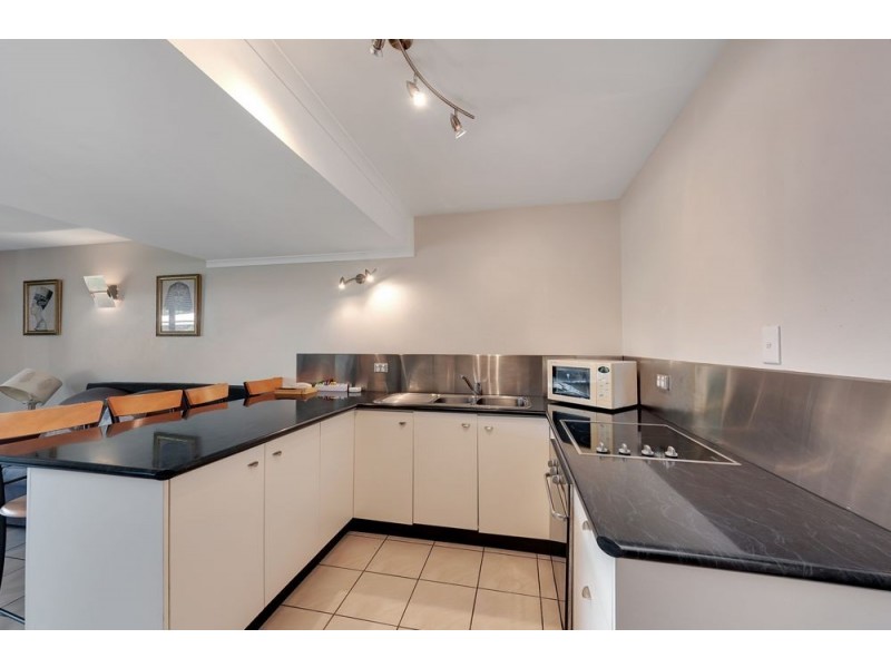 15/239 Lake Street, Cairns North QLD 4870