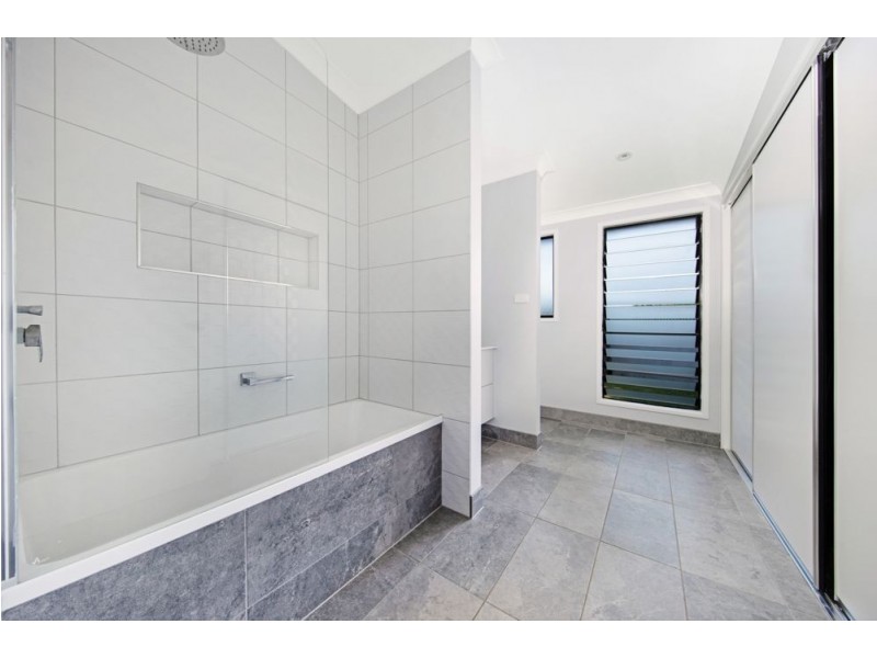 83 Hillview Crescent, Whitfield QLD 4870
